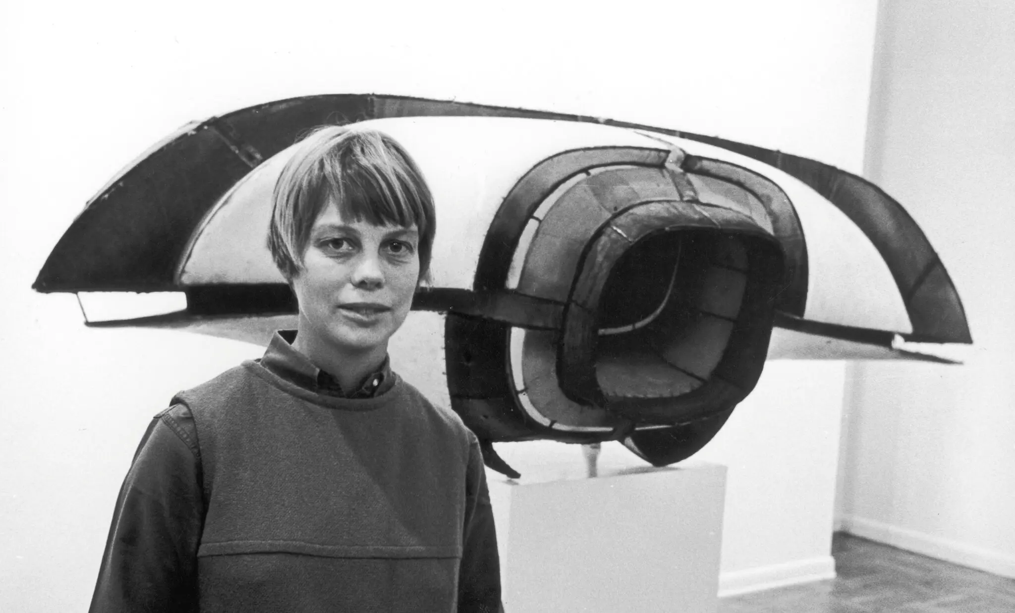 A artista Lee Bontecou com uma de suas esculturas na Galeria Leo Castelli em Manhattan em 1966. Ela foi uma das primeiras mulheres cujo trabalho foi exposto ali. (Crédito...Coleção Fred W. McDarrah/MUUS, via Getty Images)