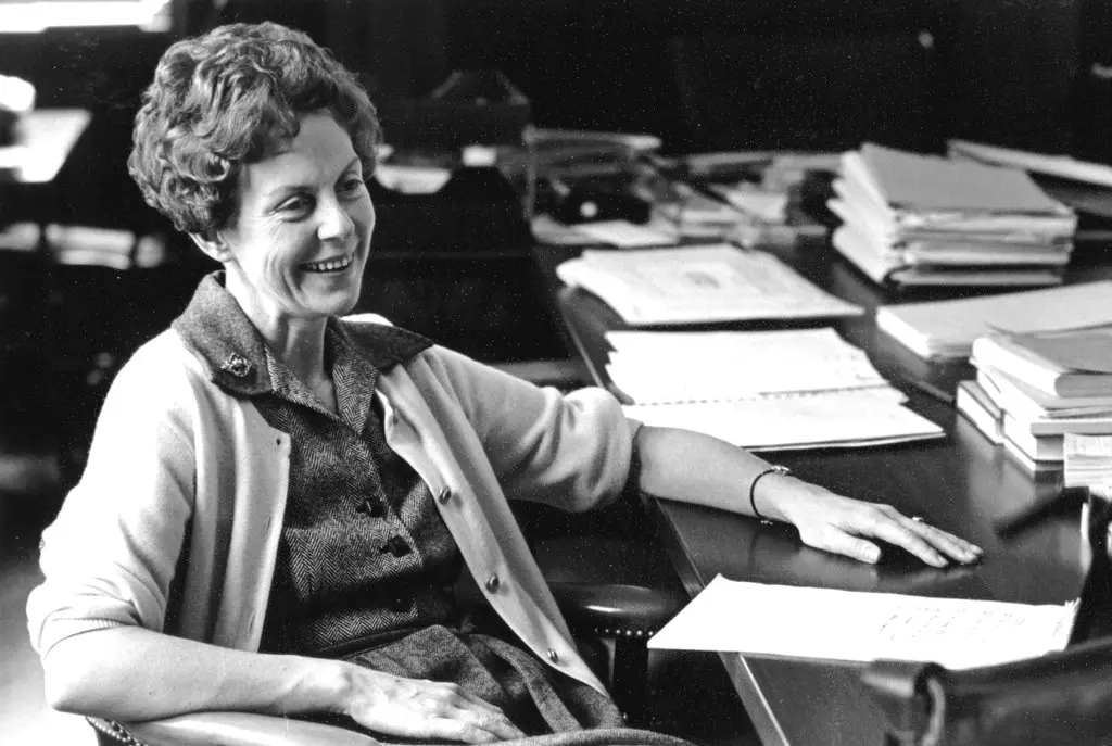Jill Ker Conway no início dos anos 1980, durante seu mandato como a primeira mulher presidente do Smith College. Crédito...Faculdade Smith
