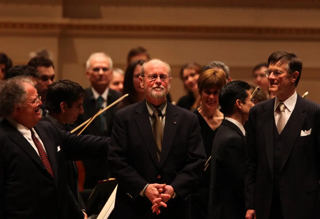 Wuorinen no Carnegie Hall em 2009, após a estreia mundial de seu “Time Regained” para piano e orquestra. James Levine, o maestro, está à esquerda; Peter Serkin, o pianista, está à direita.Crédito...James Estrin/The New York Times