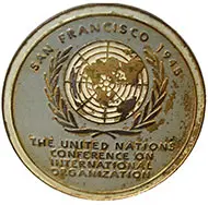 Distintivo da Conferência das Nações Unidas abaixo. Seu visual foi posteriormente modificado para o emblema. (Crédito da fotografia: Cortesia © Copyright All Rights Reserved/ © Robert Lautman/ REPRODUÇÃO/ TODOS OS DIREITOS RESERVADOS)