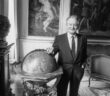 Roland Dumas, ministro das Relações Exteriores, em seu escritório em Paris, em 19 de maio de 1988. (FRÉDÉRIC REGLAIN //GAMMA-RAPHO)